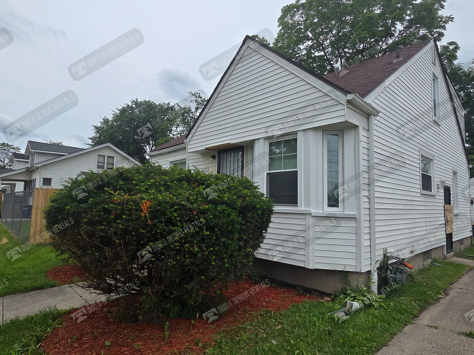 House - Bungalow — Photo 2