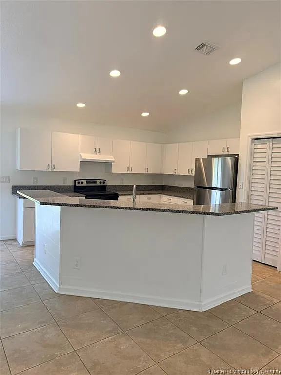 3 bed, 2.0 bath, 1410 sqft, $2,300 — Photo 3