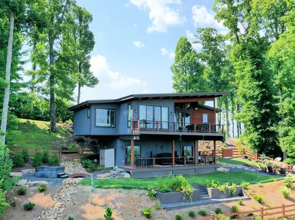 178 Parkside Dr, Tuckasegee, NC 28783