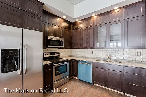 3rd image of 300 E Broad St #3133596