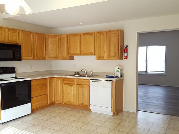 Spacious eat-in kitchen