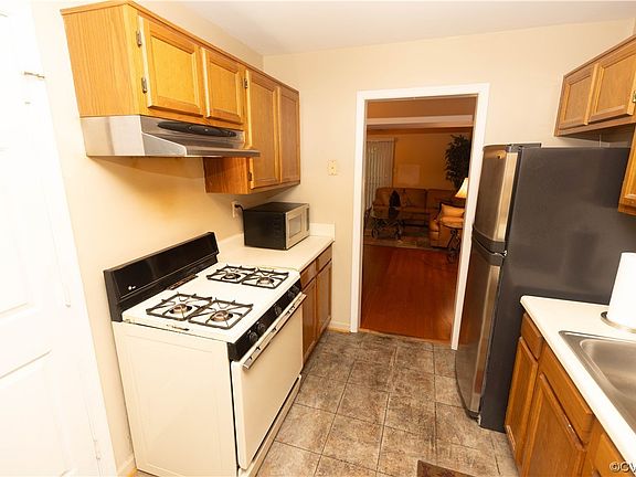 3rd image of 907 Grayfox Cir
