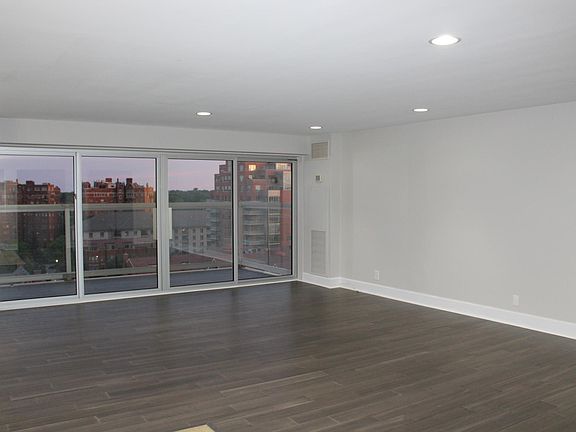 3rd image of 221 W 48th St Floor 18