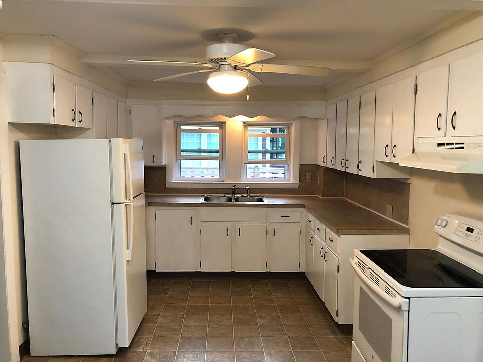 Large eat in kitchen