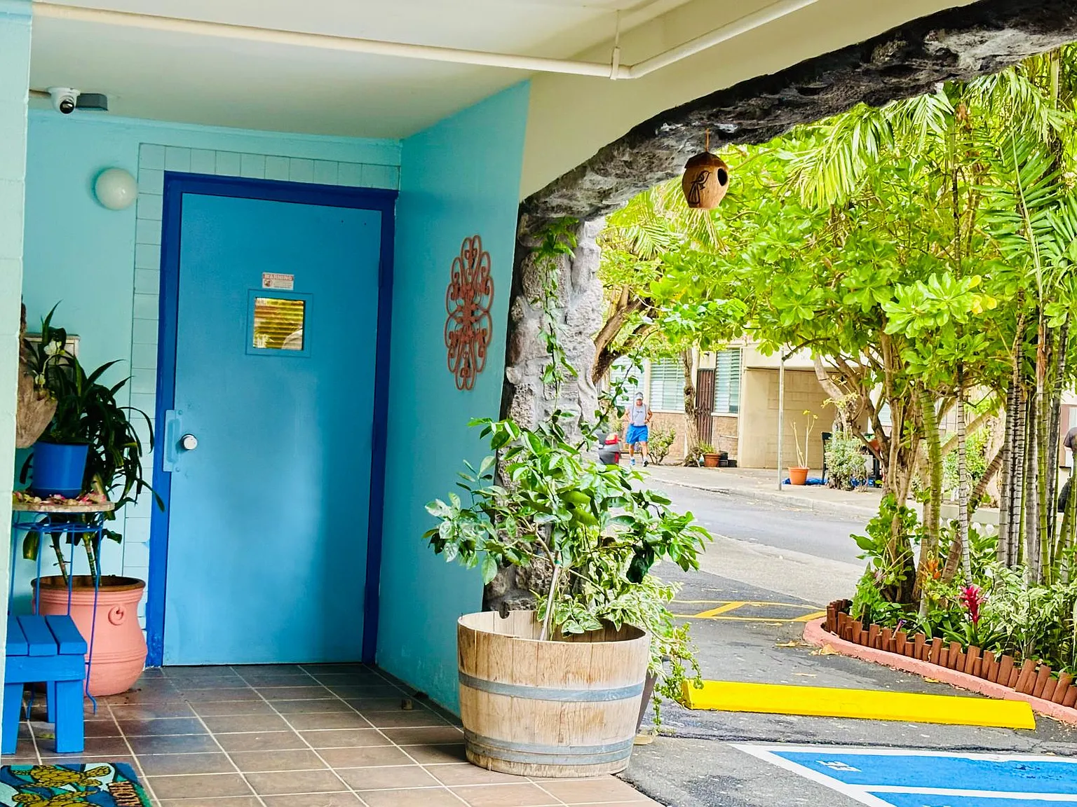 Waikiki Whale Watcher Apartments — Photo 3