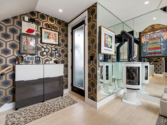 2nd image of 1934 W Armitage Ave #2