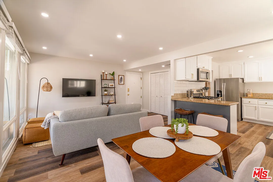 3 bed, 1.0 bath, 1000 sqft, $5,300 — Photo 3