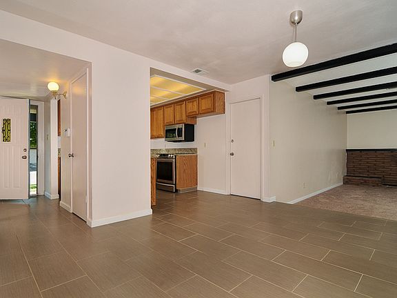 3rd image of 7 Glenville Cir