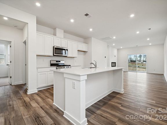 4th image of 730 Olde England Dr