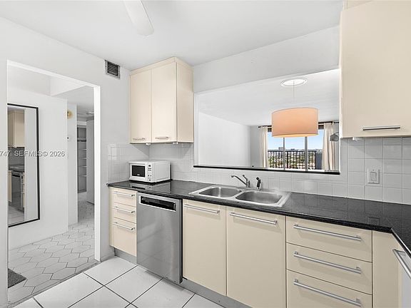 2nd image of 2780 NE 183rd St APT 1911
