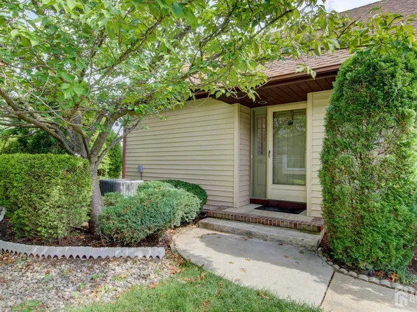 4 Martin Van Buren Dr #B, Monroe Township, NJ 08831