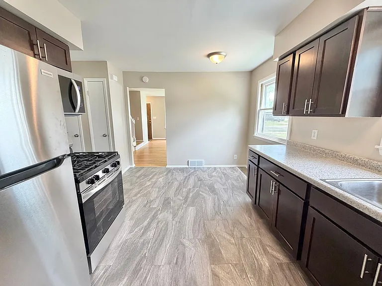 6919-6921 W Brentwood Ave E — Photo 10