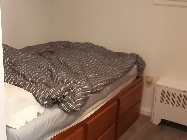 Full size bed
