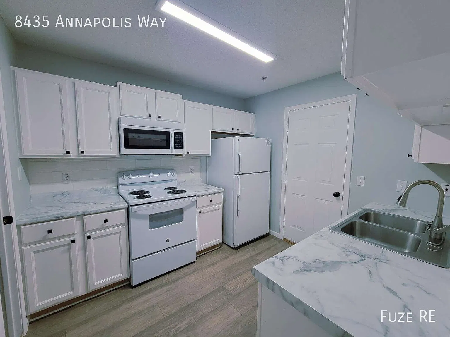 Clean & Bright 2 Bed / 1.5 Bath Townhome in Eden Prairie! — Photo 2