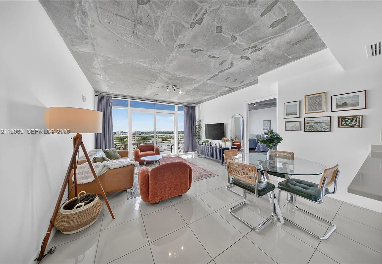 Midblock Miami Condo — Photo 1