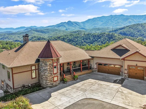 706 Nocks Dr, Gatlinburg, TN 37738