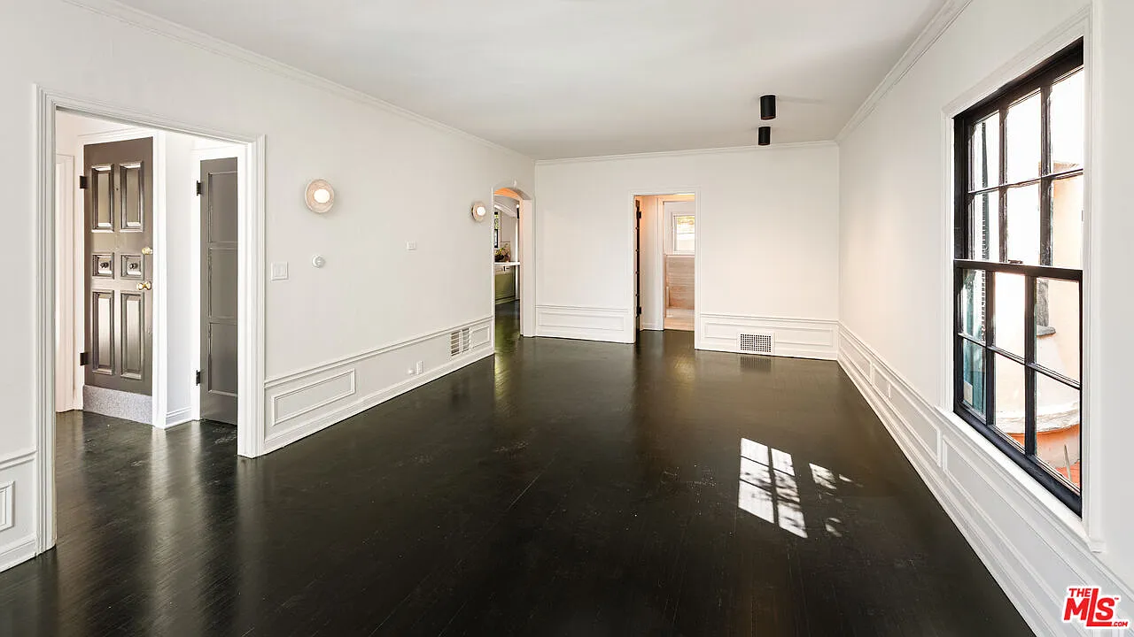 2 bed, 2.0 bath, 1250 sqft, $5,500 — Photo 3