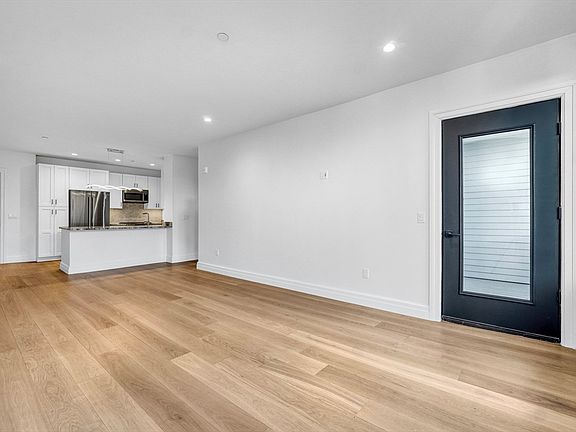 4th image of 519 E 2nd St #408