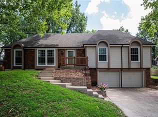 8005 N London Dr, Kansas City, MO 64151