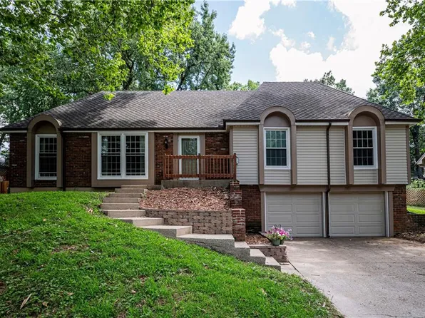 8005 N London Dr, Kansas City, MO 64151