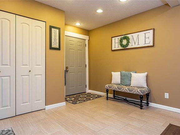 3rd image of 4219 Oakcrest Dr