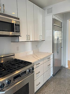 5th image of 201 W 72nd St APT 14A