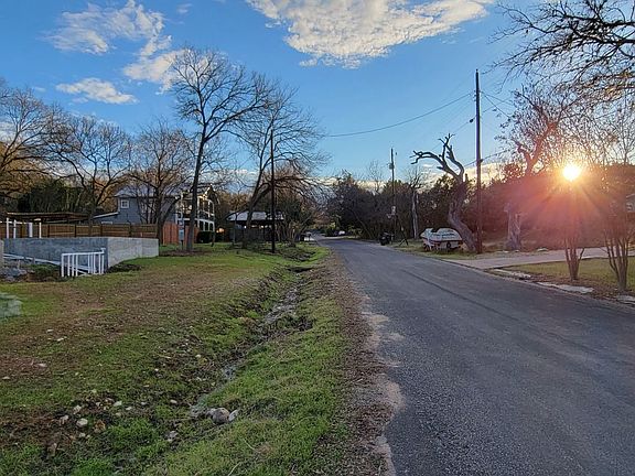 5th image of 2805 Saratoga Dr