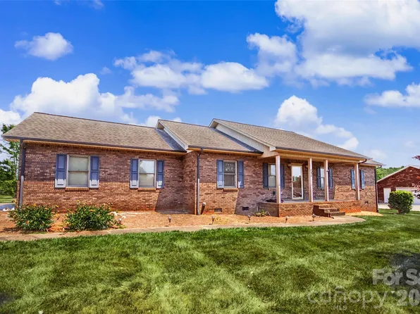 151 Meadow Oaks Dr, Statesville, NC 28625