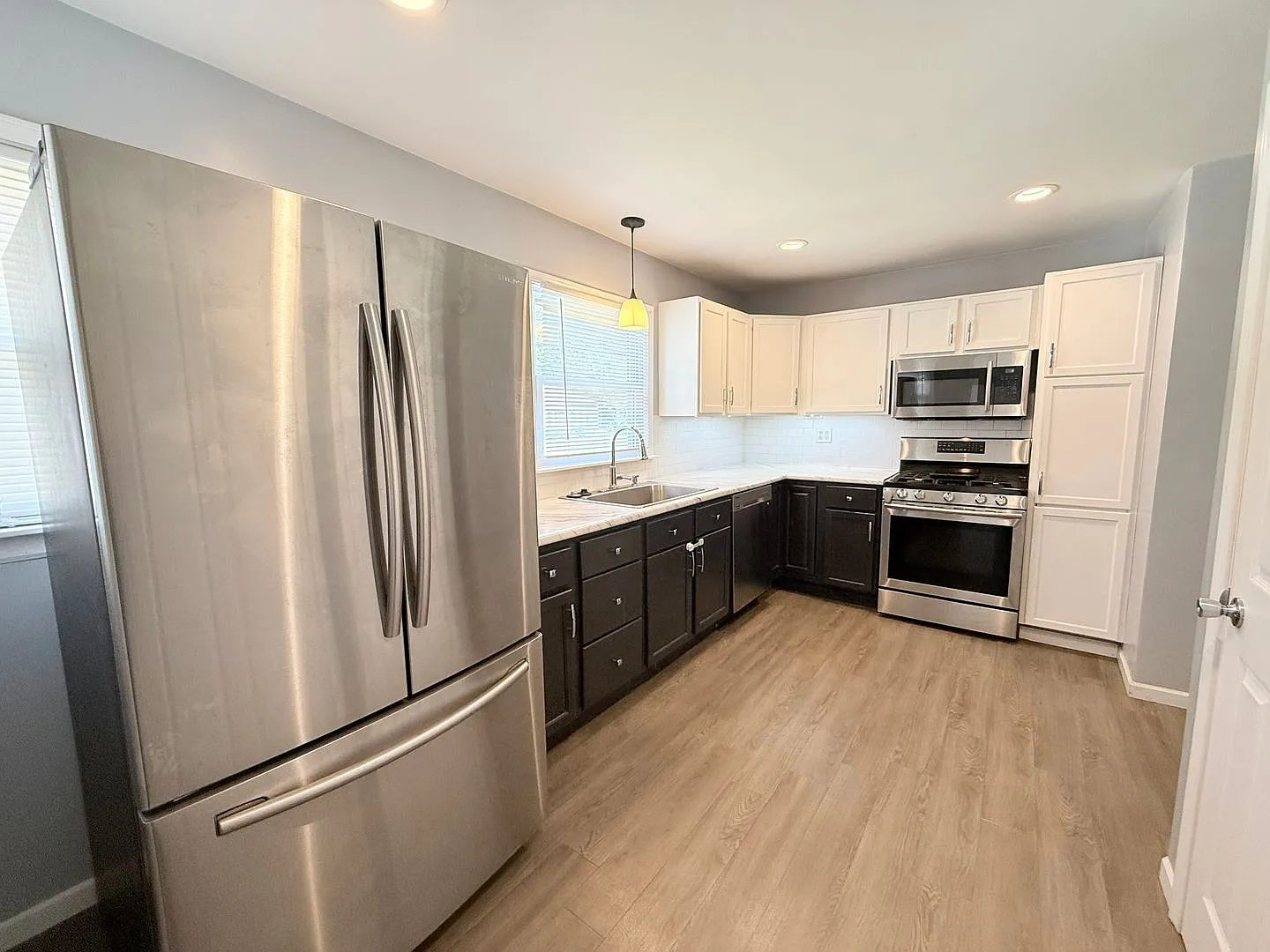 Charming 3 Bedroom Home in Quiet Normal Neighborhood — Photo 3
