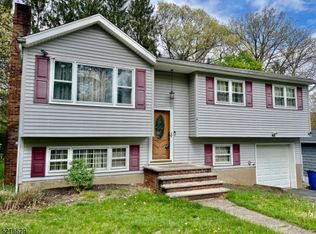 11 Cindy Ln, Oak Ridge, NJ 07438