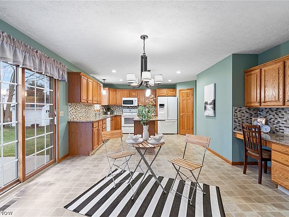 4th image of 3638 White Oak Dr