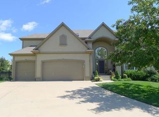 233 NE Hidden Ridge Cir, Lees Summit, MO 64064