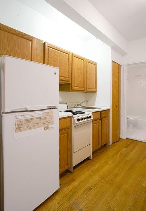 2nd image of 218 E 81st St Frnt 1