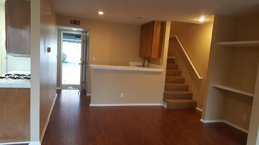 2 bed, 2.5 bath, 1150 sqft, $2,395 — Photo 2