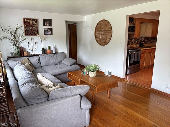 5th image of 113 Stuart Dr