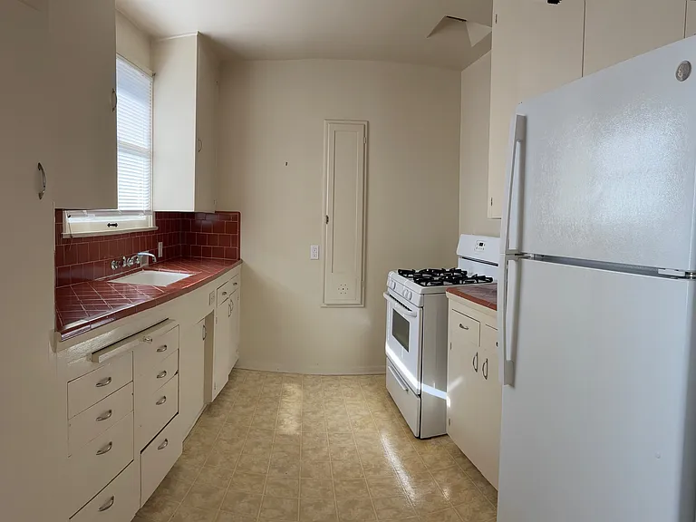 831 Grevelia St #D — Photo 6