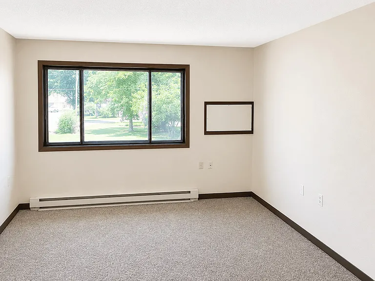 401 S Oak St — Photo 3