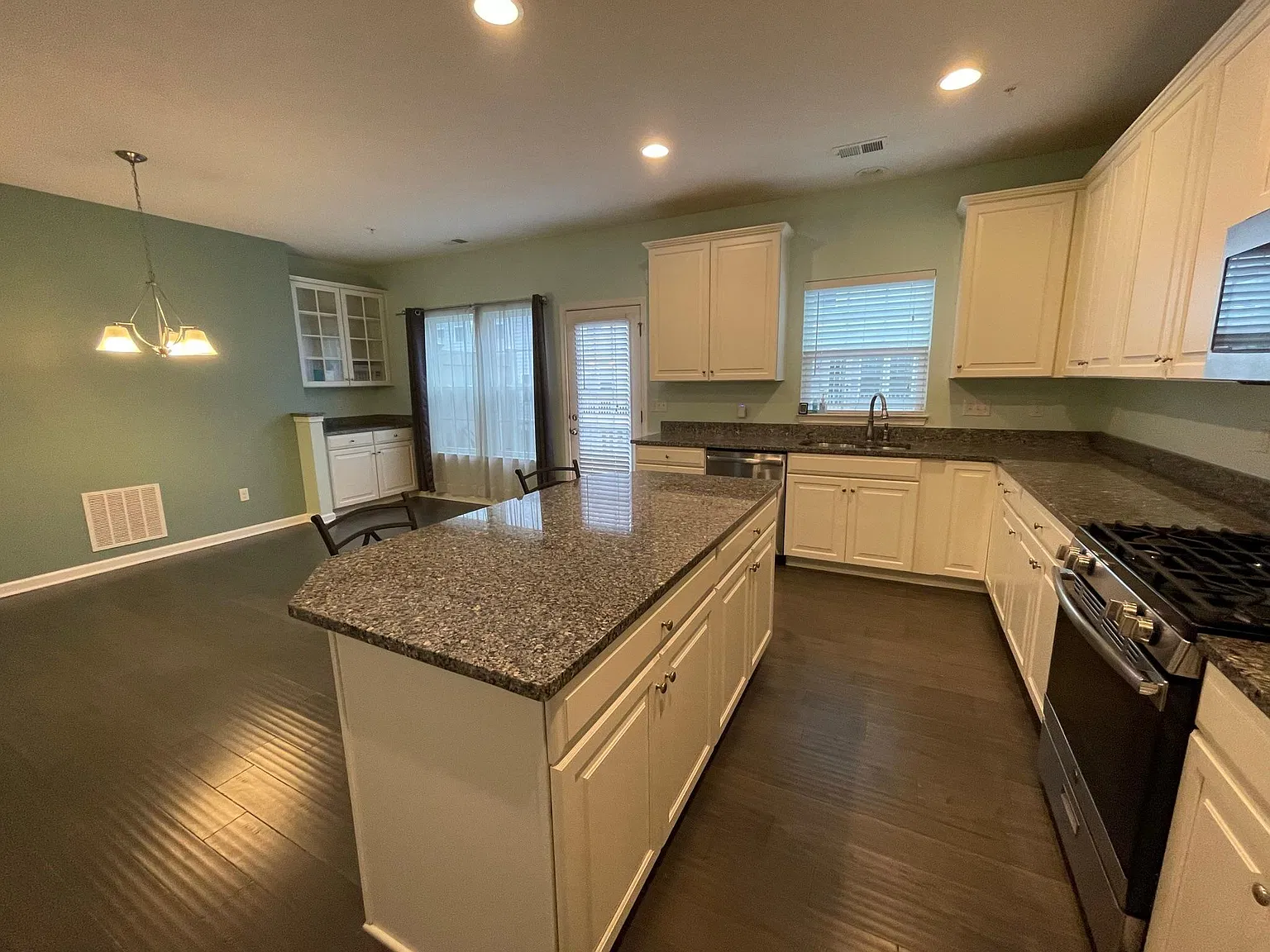 3 bed, 2088 sqft, $2,650 — Photo 3