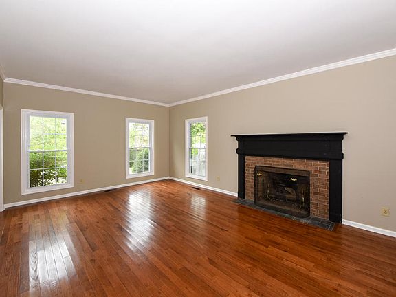 4th image of 712 Lago Cir