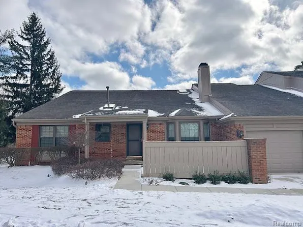 7305 Meadowridge Cir #28, West Bloomfield, MI 48322