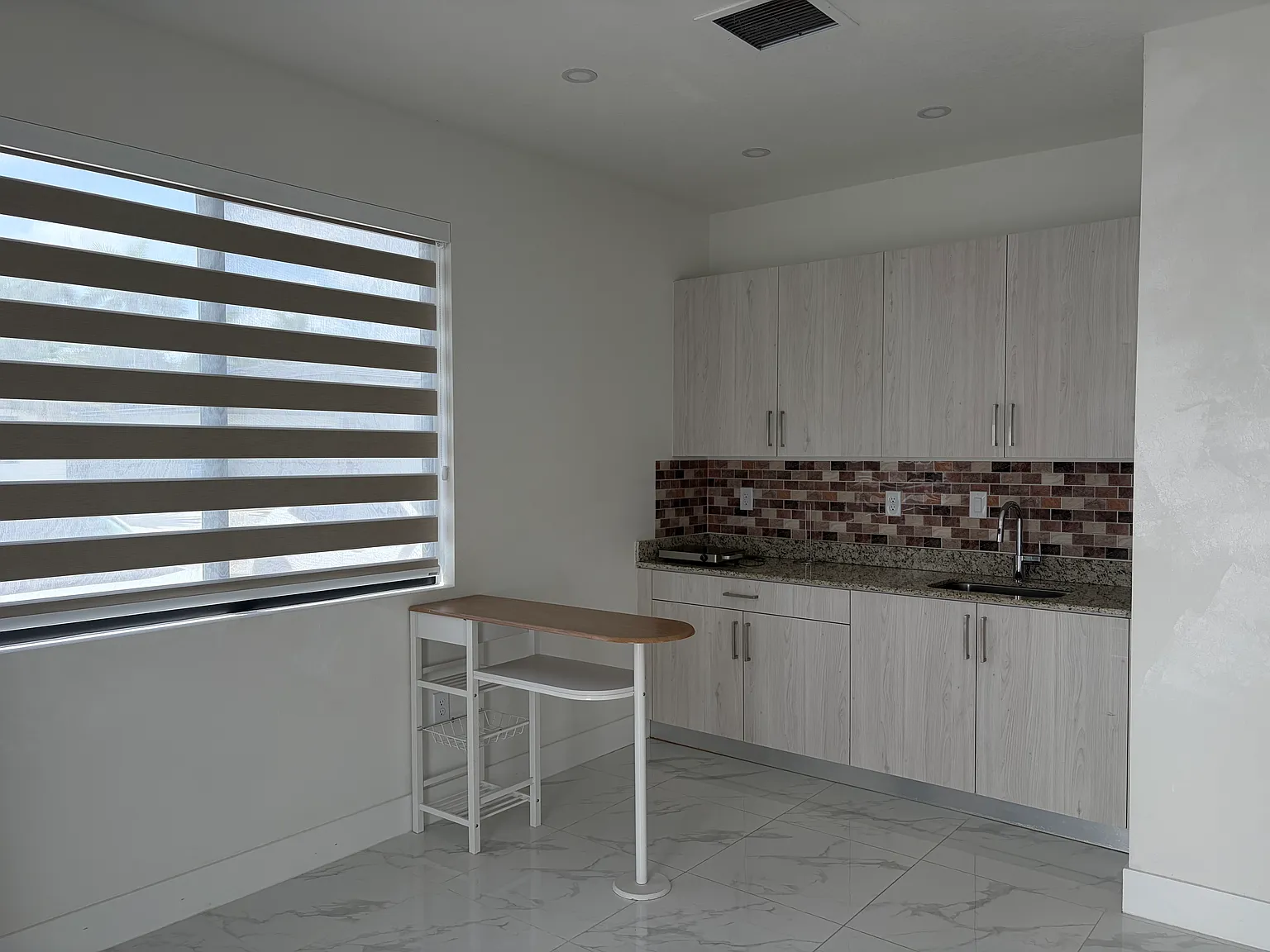 1 bed, 950 sqft, $1,300 — Photo 2