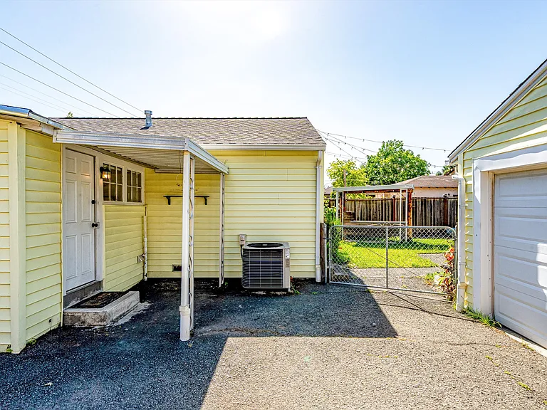 2030 W Lincoln Ave — Photo 33