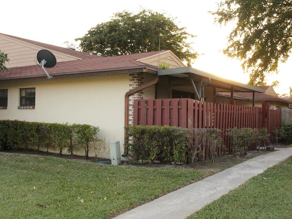 1st image of 4304 Woodstock Dr APT B