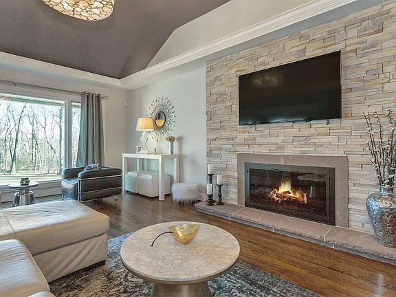 4th image of 90 Dogwood Ave