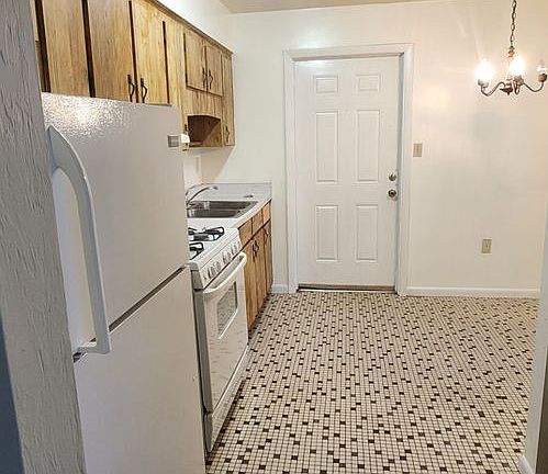 3rd image of 724 SE 12th St