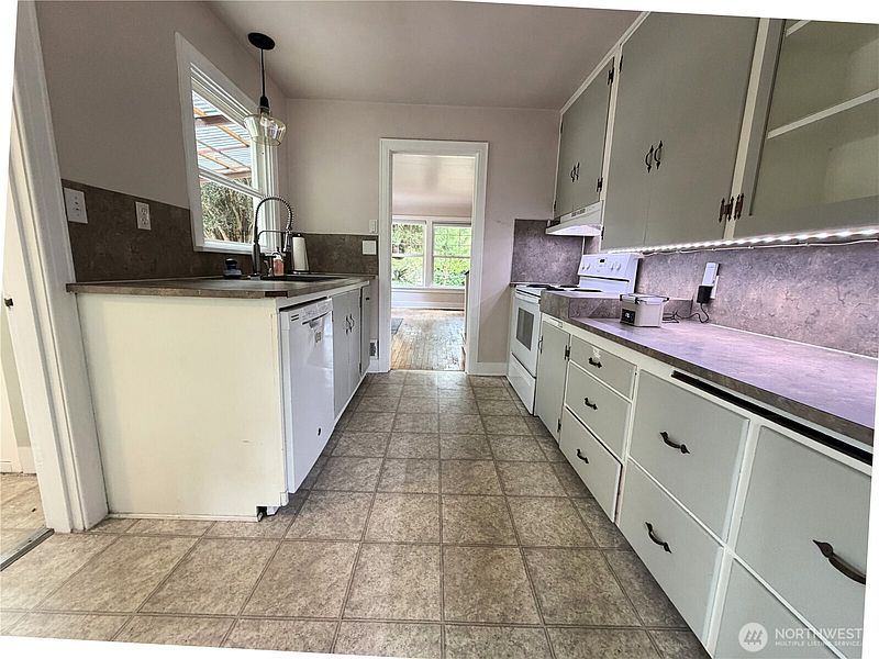 5th image of 1410 Middle Street SE