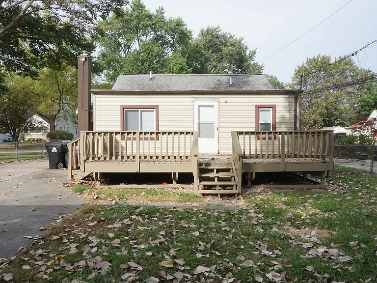 27300 Edward St — Photo 9