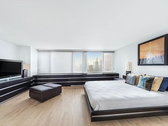 4th image of 322 W 57th St APT 40B