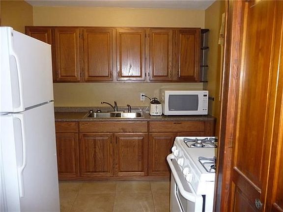 3rd image of 860 Oak St