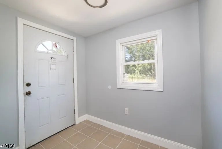 372 E Blackwell St — Photo 2